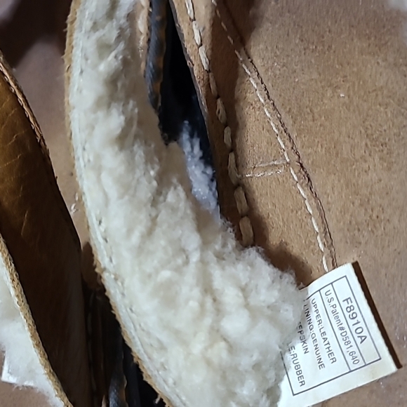 UGG LEATHER SHEEPSKIN BUTTON LOGO SANDALS - Picture 9 of 12